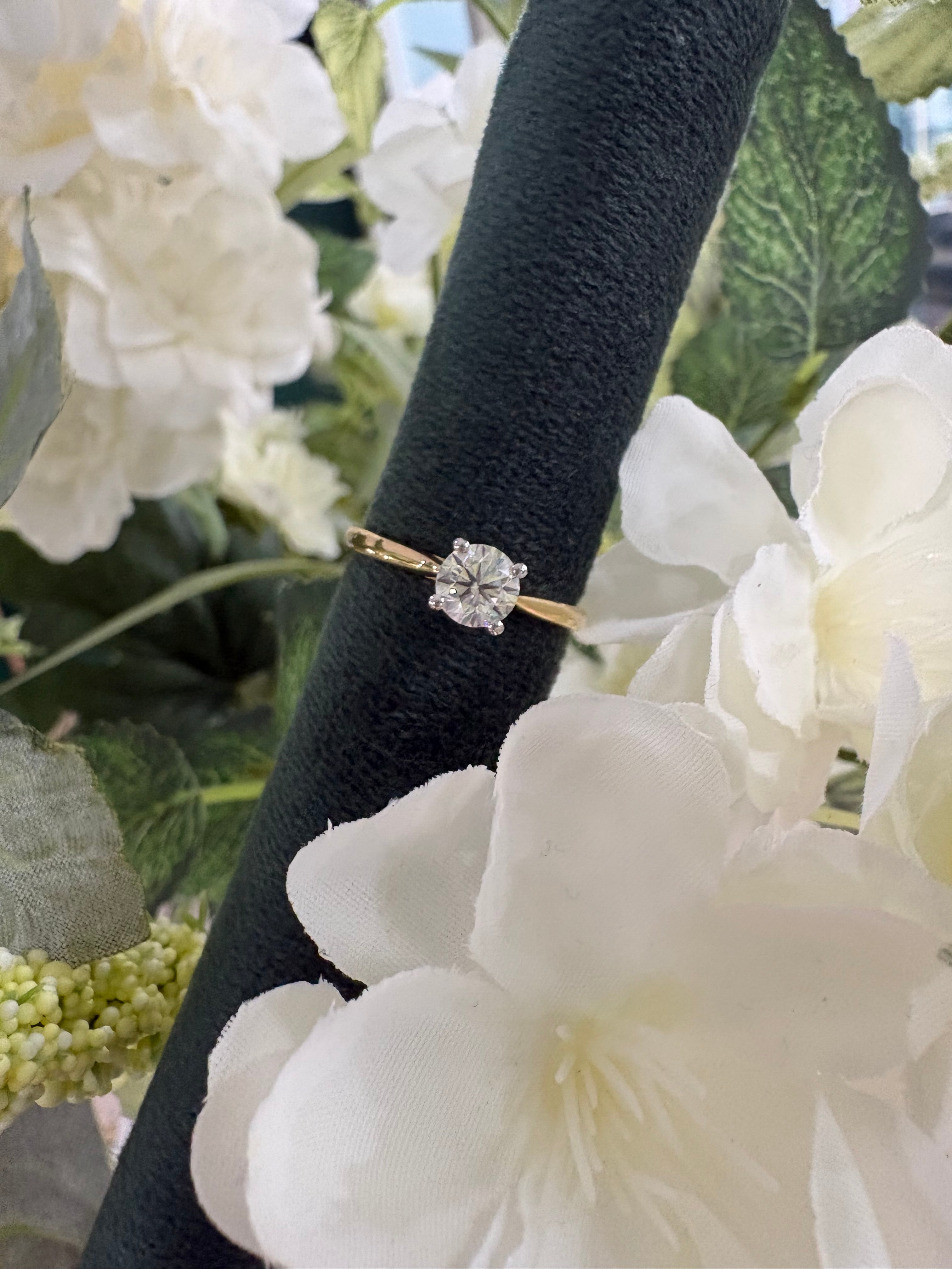 18ct yellow gold diamond solitaire ring
