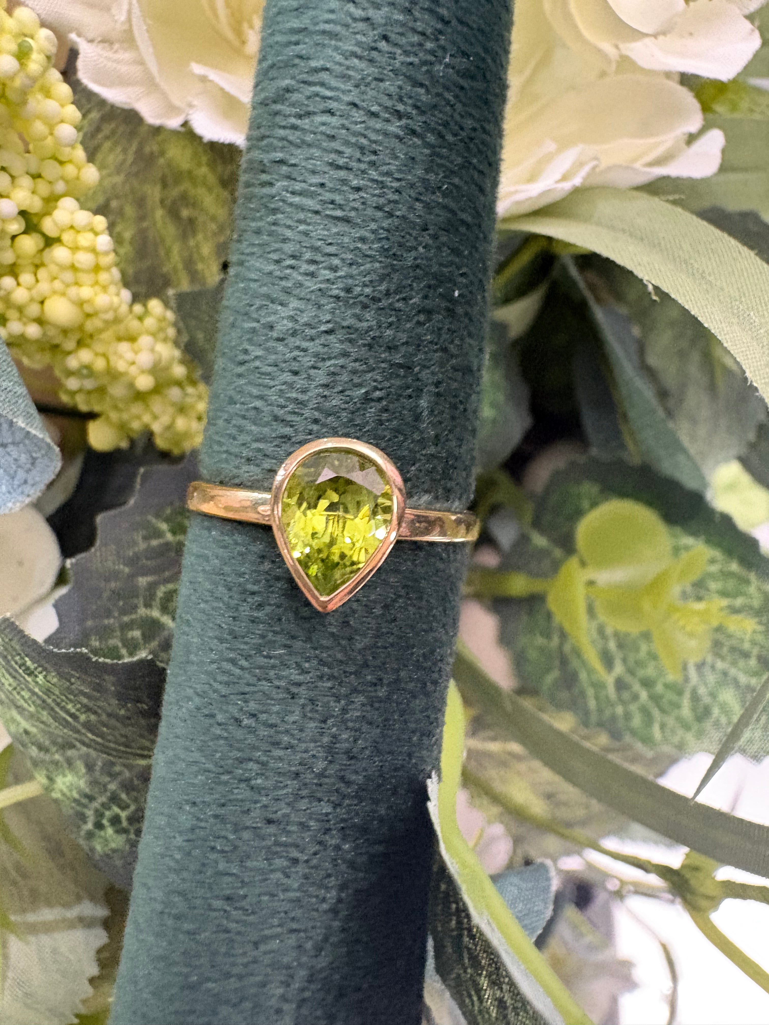 9ct Yellow Gold Peridot Ring