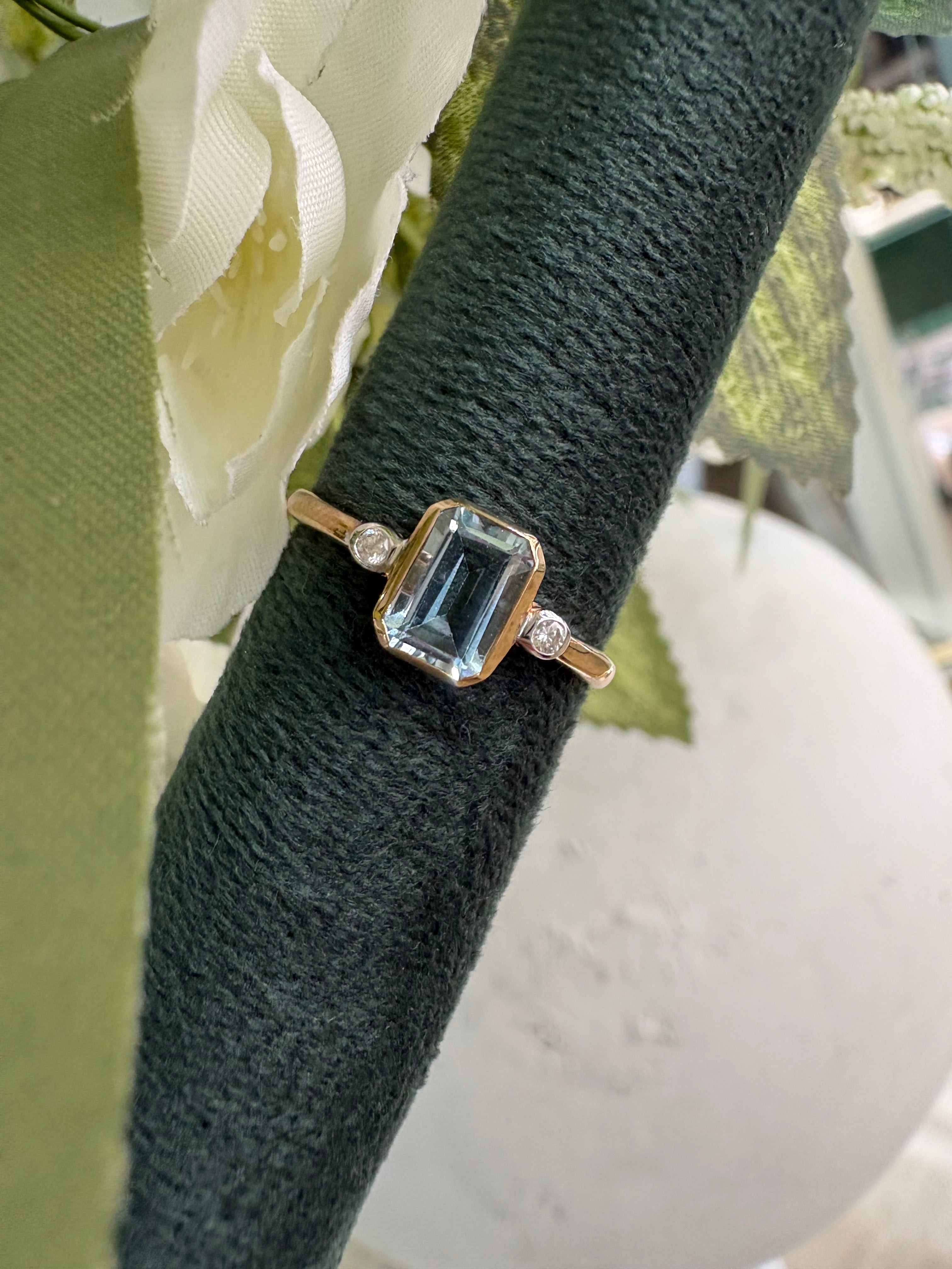 18ct Yellow Gold 3 stone sapphire and diamond ring
