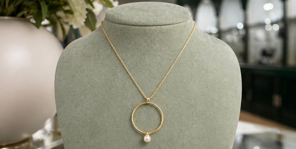 Lido Pearls - Gold plated chain with large open ring with freshwater button pearl