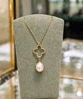 Lido Pearls - Gold Plated Cable Chain with open clover and rice pearl