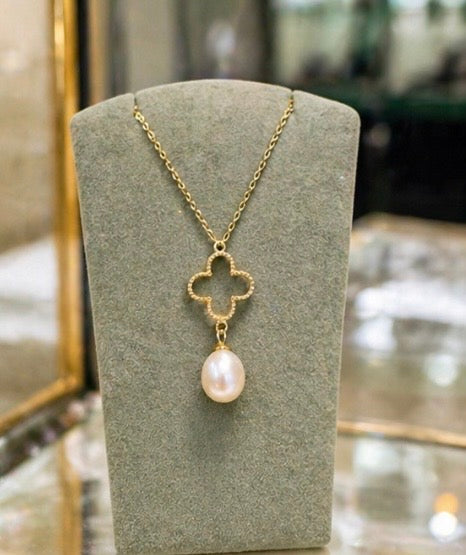 Lido Pearls - Gold Plated Cable Chain with open clover and rice pearl