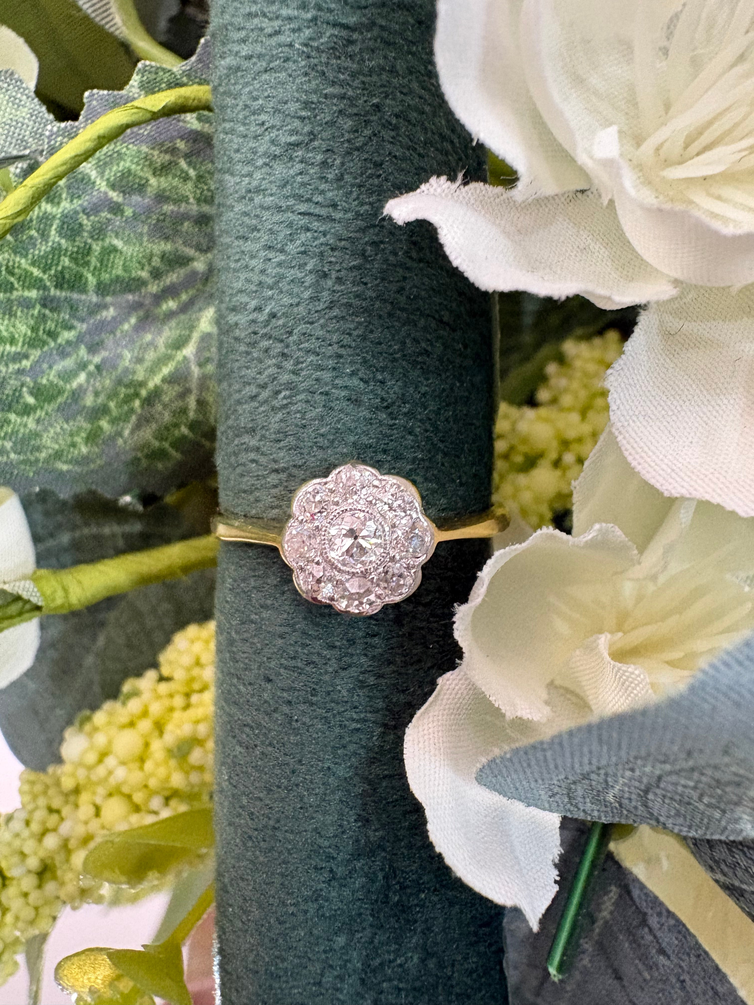 PRE LOVED 18ct Yellow Gold Diamond Daisy Cluster Ring